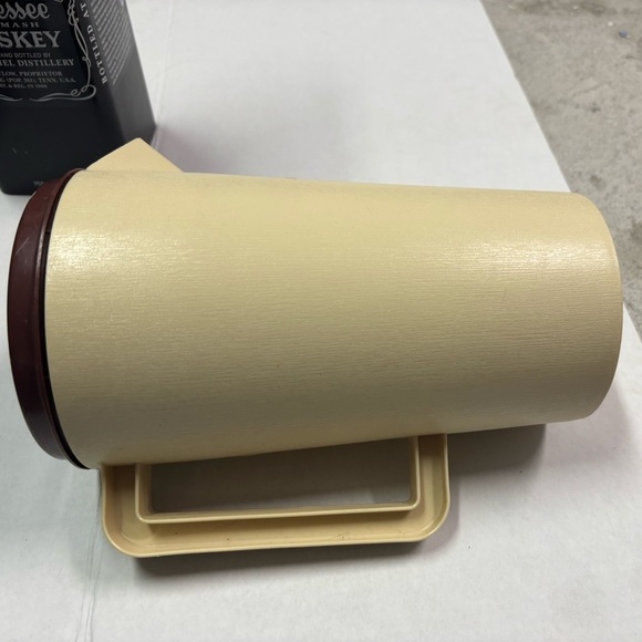 Vintage Sterilite 441 Flower Embossed Pitcher Juice Jug 2-Quart Beige - Picture 2 of 5